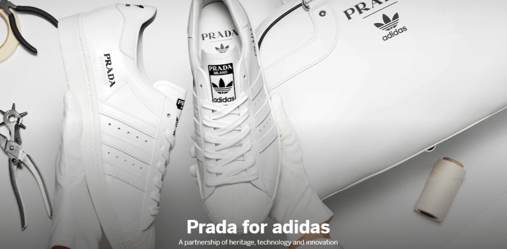 Muestra un ejemplo de colaboración de dos compañías internacionales: Prada y Adidas